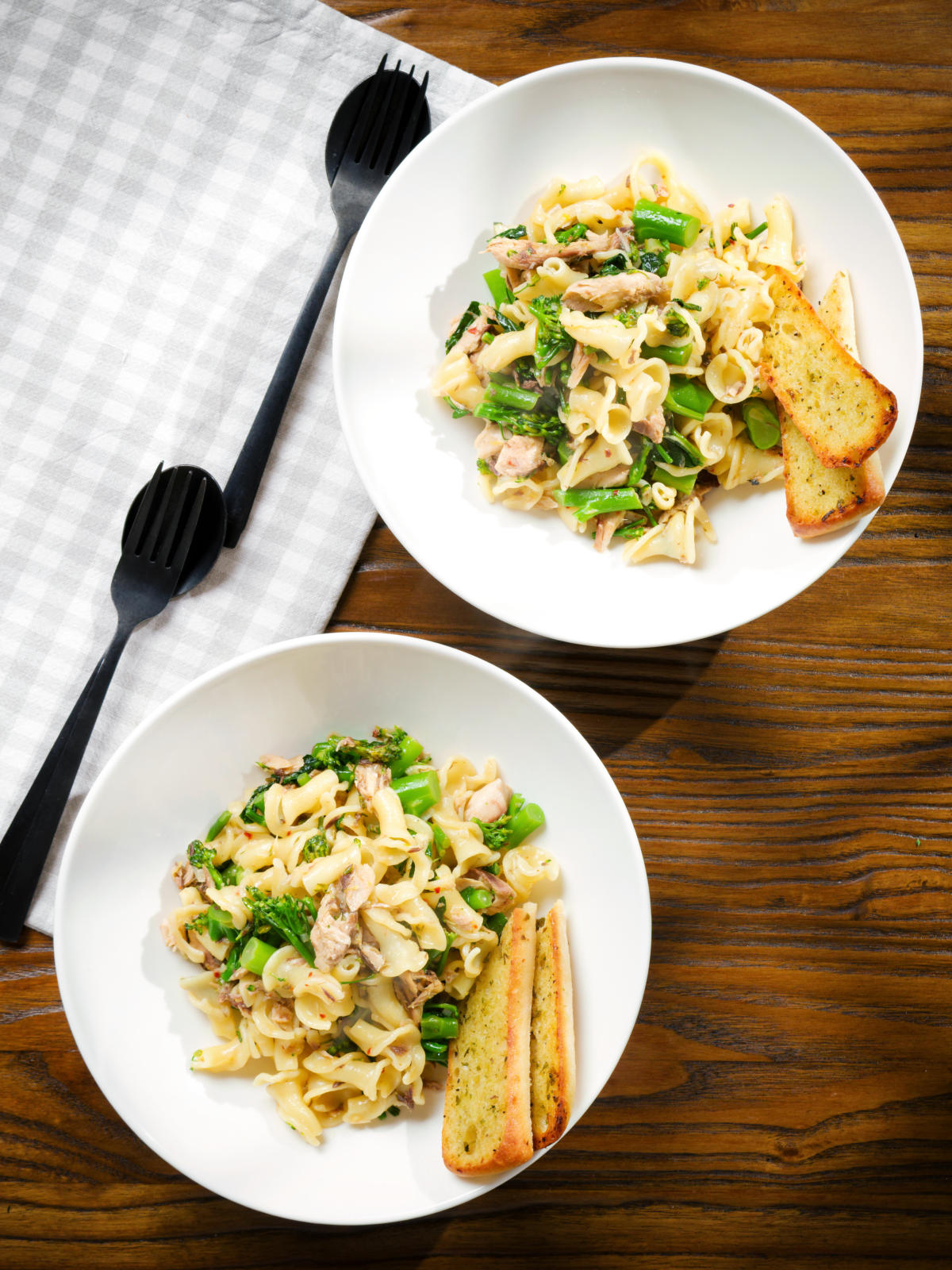 Overhead tinned mackerel, tenderstem broccoli pasta served with garlic bread.
