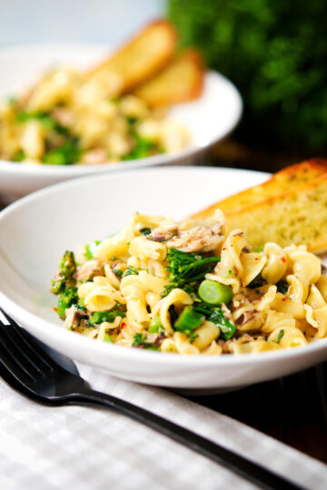 Tinned mackerel, tenderstem broccoli and lemon pasta served with garlic bread.