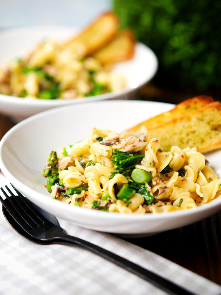 Tinned mackerel, tenderstem broccoli and lemon pasta served with garlic bread.